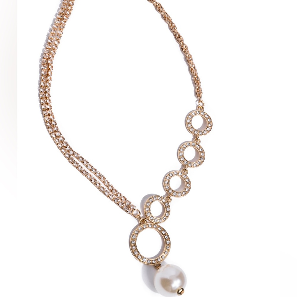 Elegant Gold Necklace with Pearl Accent